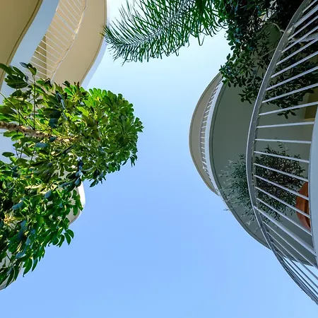 Апартаменты Latitudes 1 Bedroom Менеоу