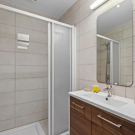 Latitudes 1 Bedroom Апартаменты Менеоу