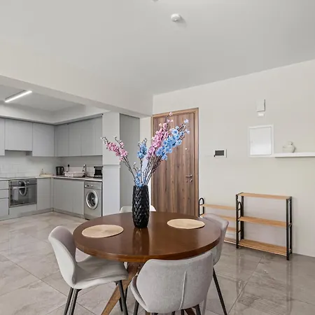 Latitudes 1 Bedroom Менеоу